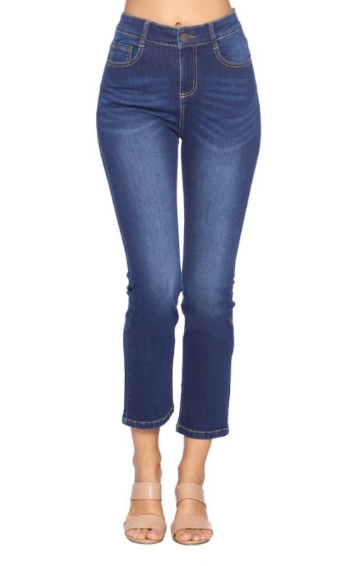 Mature womens denim shorts, are jean shorts in style 2021, best jean shorts for thick thighs, zara high rise denim shorts, jean shorts for thick thighs, levi 501 jean shorts, stretchy denim shorts, dad jean shorts, zara jean shorts, how to fray jean shorts, jolie j, just black denim, jolie girl, near m