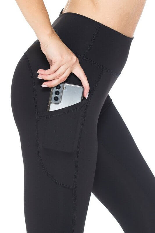 black flare leggings- aerie yoga pants flare leggings lululemon flare leggings high waisted flare leggings scrunch leggings vuori flare yoga pants- aerie aerie leggings what is the difference between yoga pants and leggings
